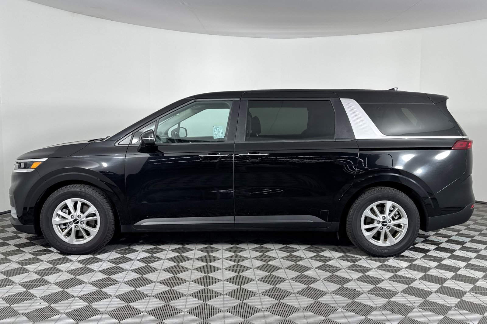 2024 Kia Carnival LX photo 5