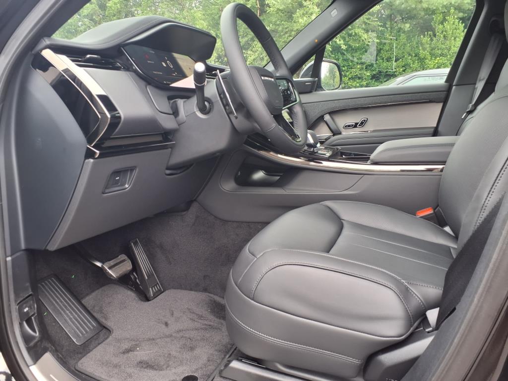 2025 Land Rover Range Rover Sport SE photo 17