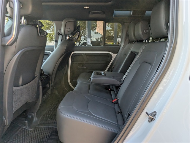 2025 Land Rover Defender 110 X-Dynamic SE photo 6
