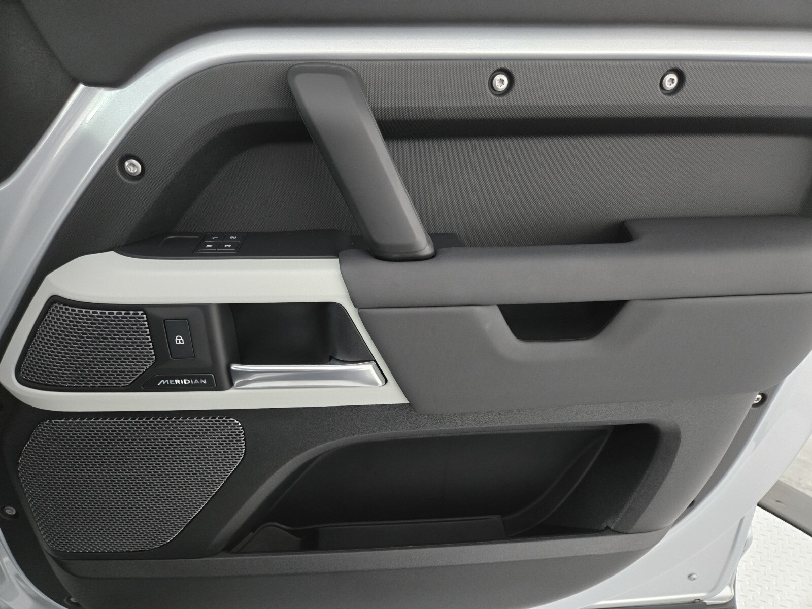 2024 Land Rover Defender 110 S photo 15