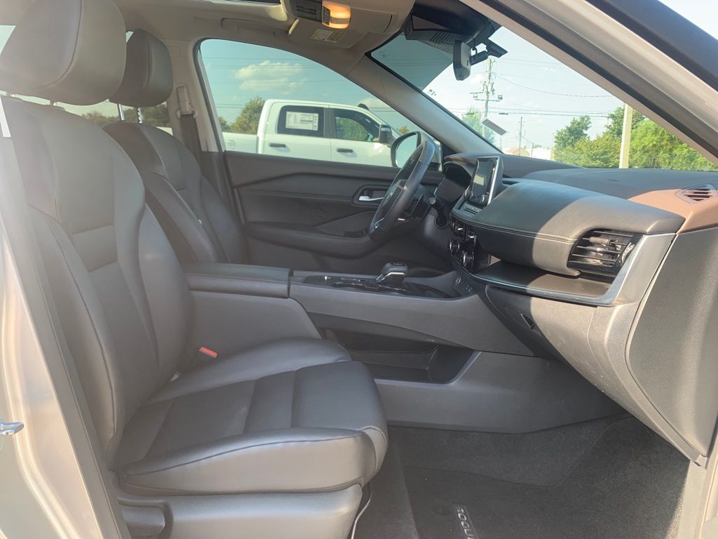 2023 Nissan Rogue SV photo 28
