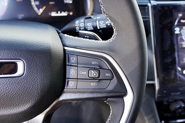 New 2024 Bright White Clear-Coat Exterior Paint Jeep Laredo image 40