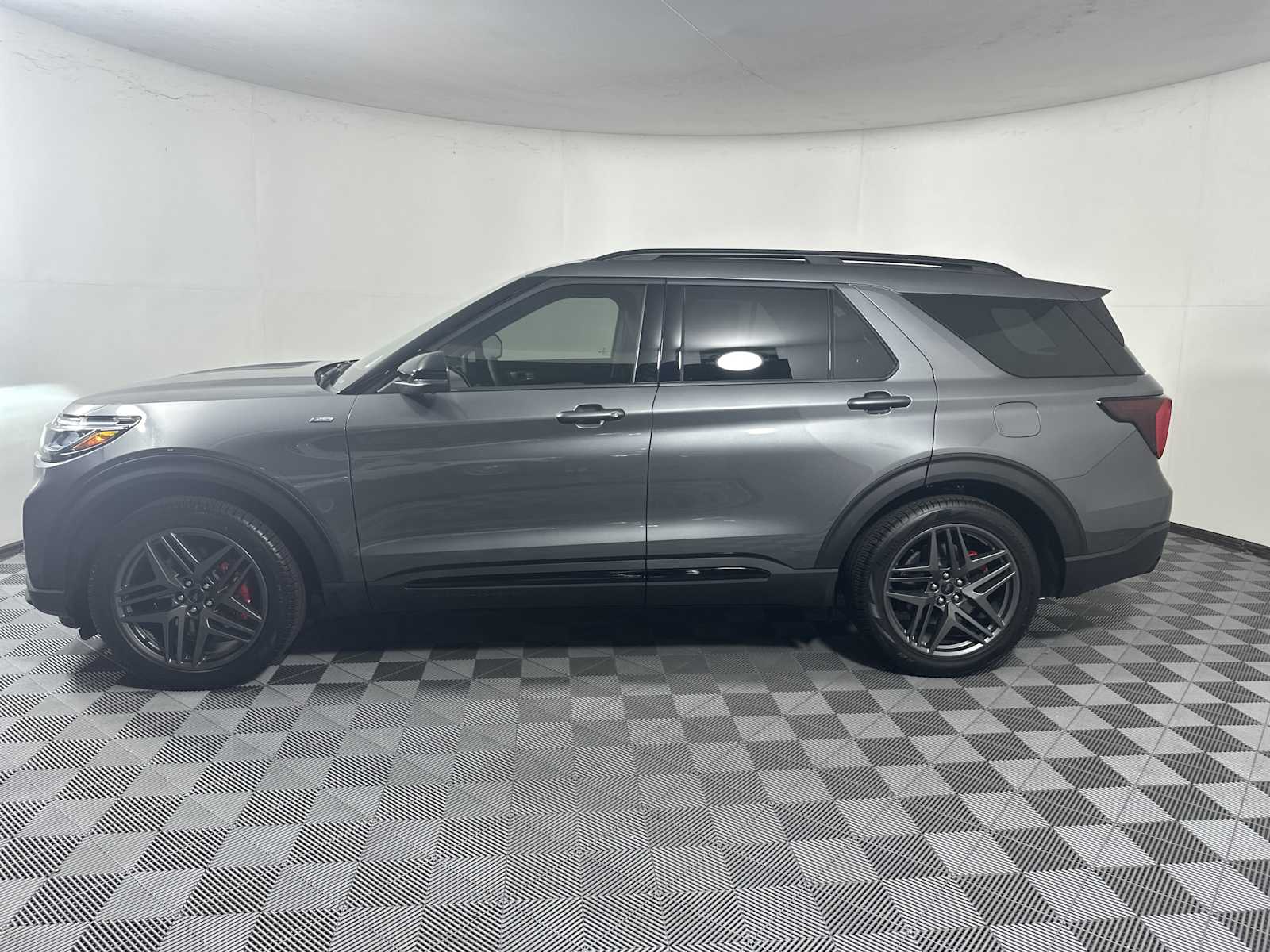 2025 Ford Explorer ST-Line photo 4
