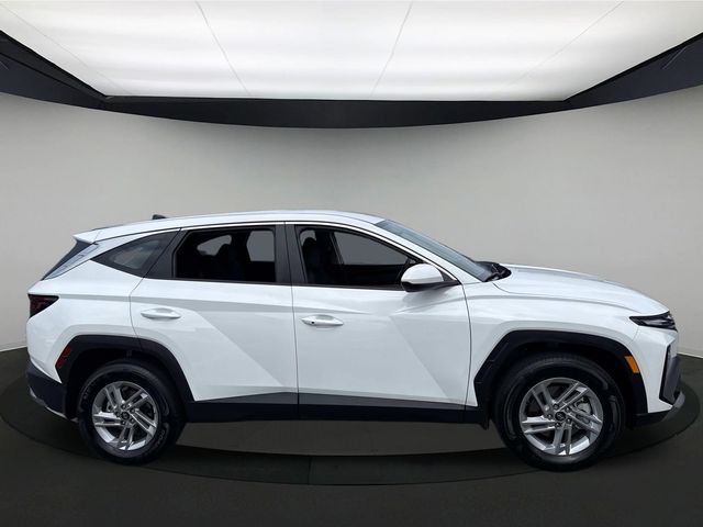 2025 Hyundai Tucson SE photo 3