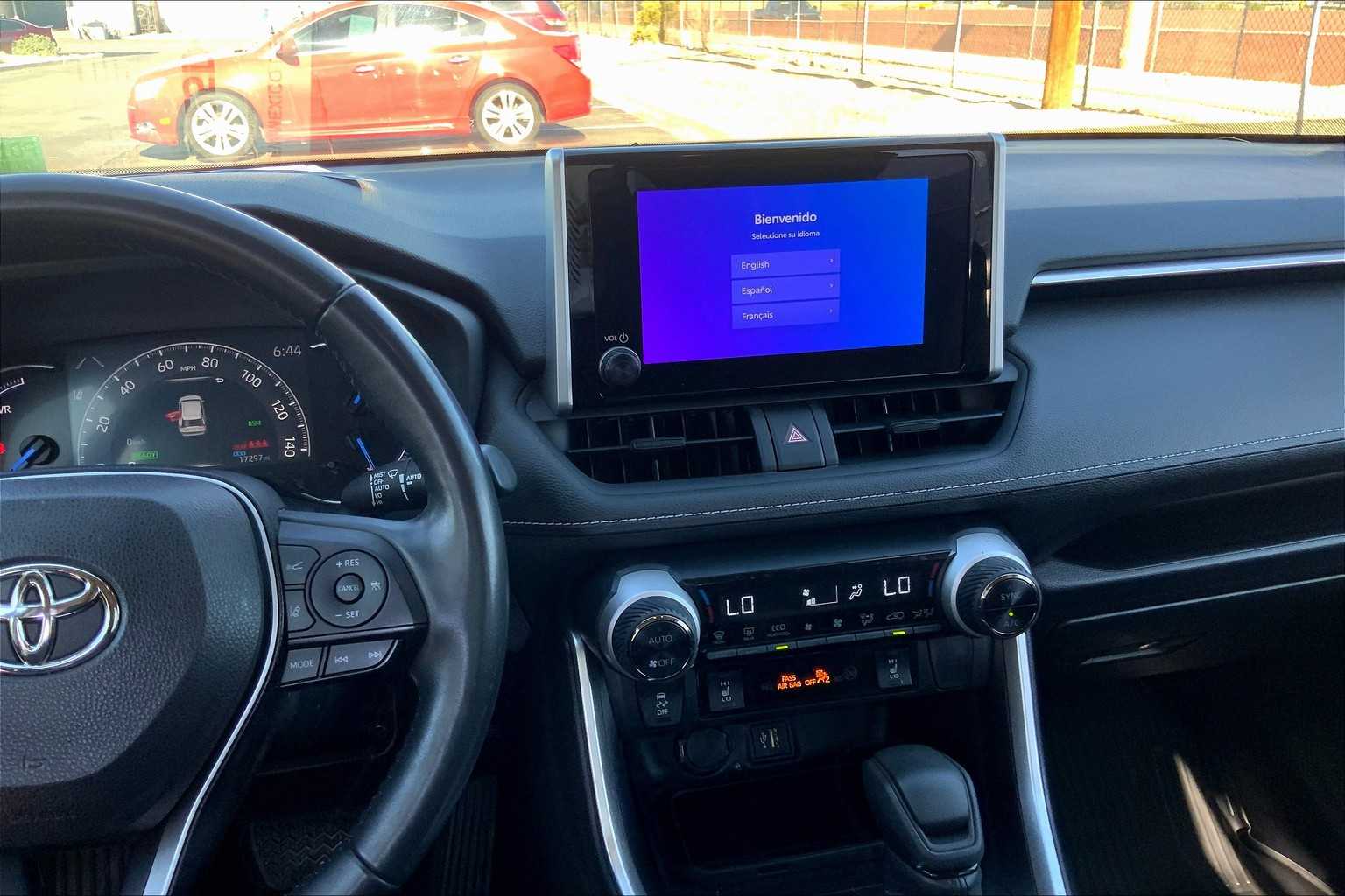 2023 Toyota RAV4 Hybrid XLE photo 6