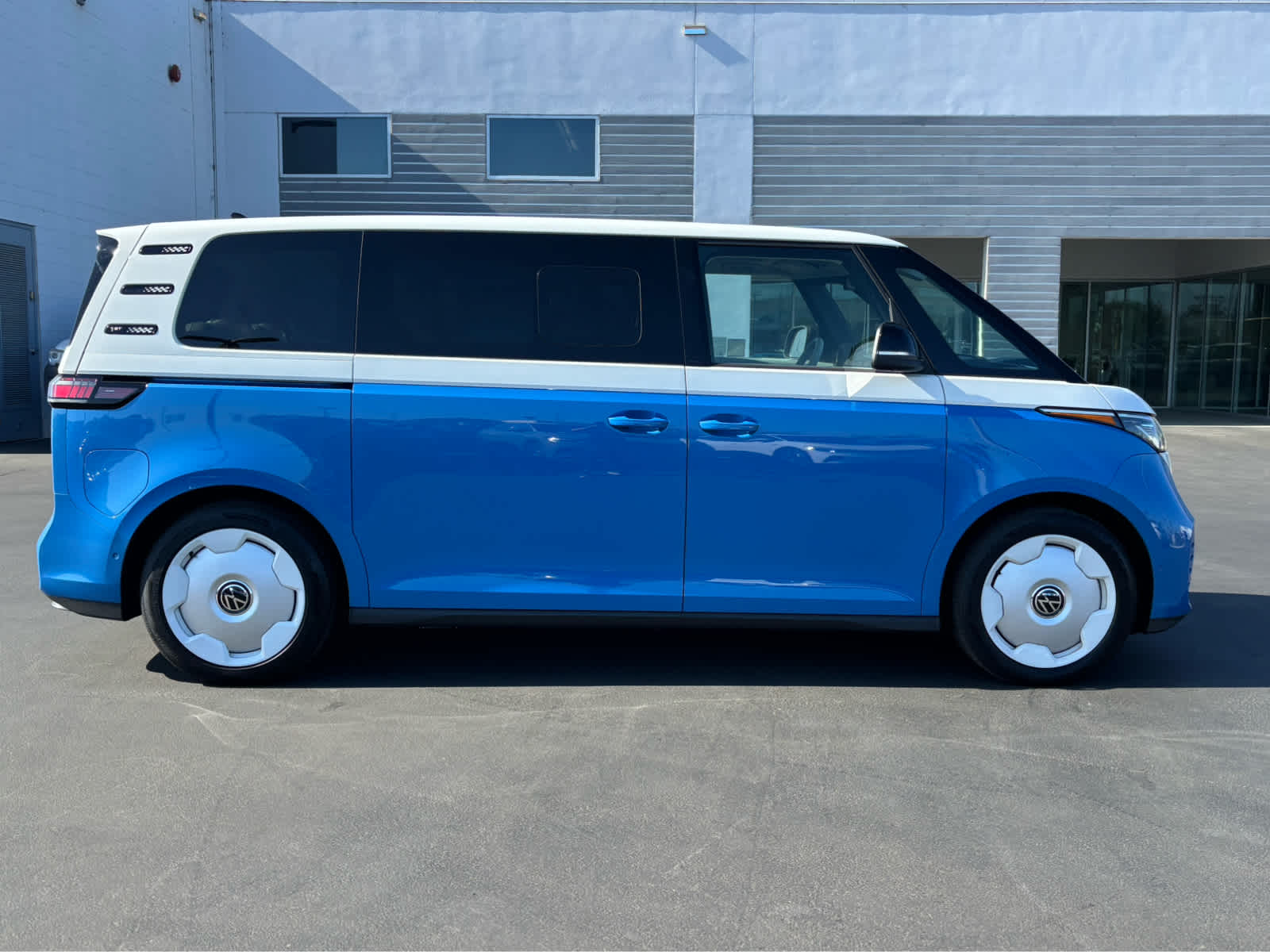 2025 Volkswagen ID. Buzz photo 2