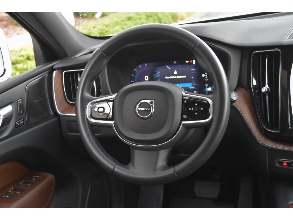 2023 Volvo XC60 B5 Plus photo 17