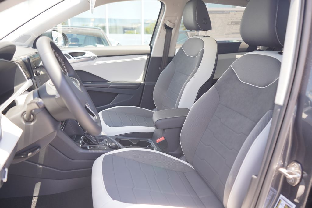 2025 Volkswagen Taos SE photo 4