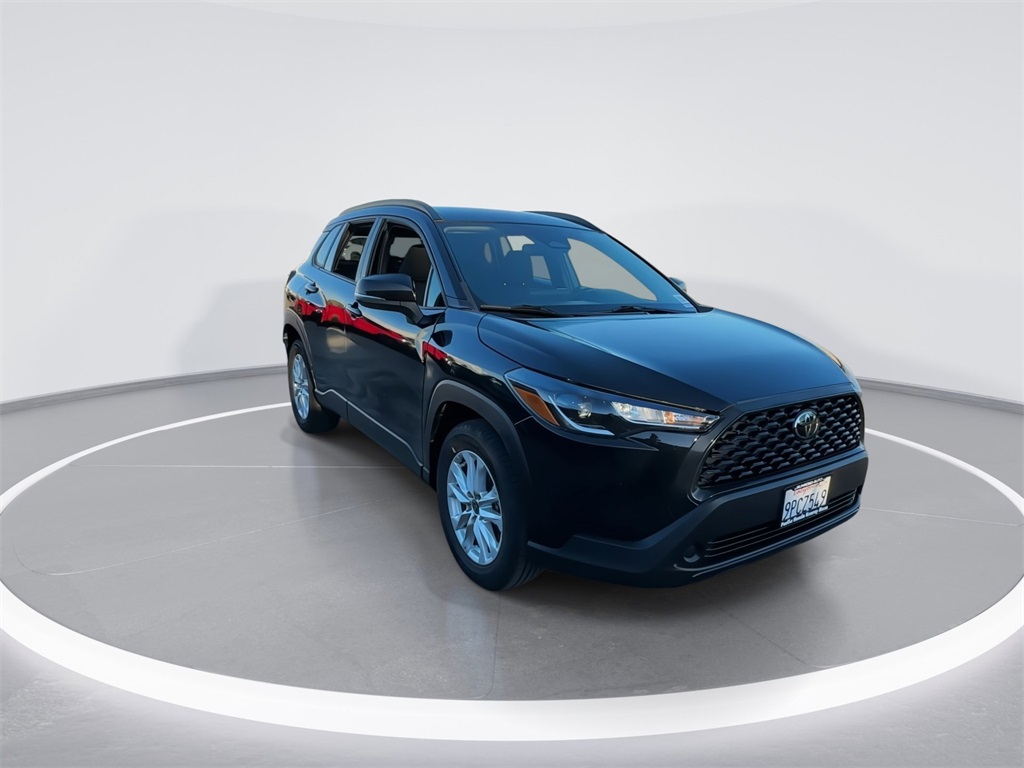 2023 Toyota Corolla Cross LE photo 2