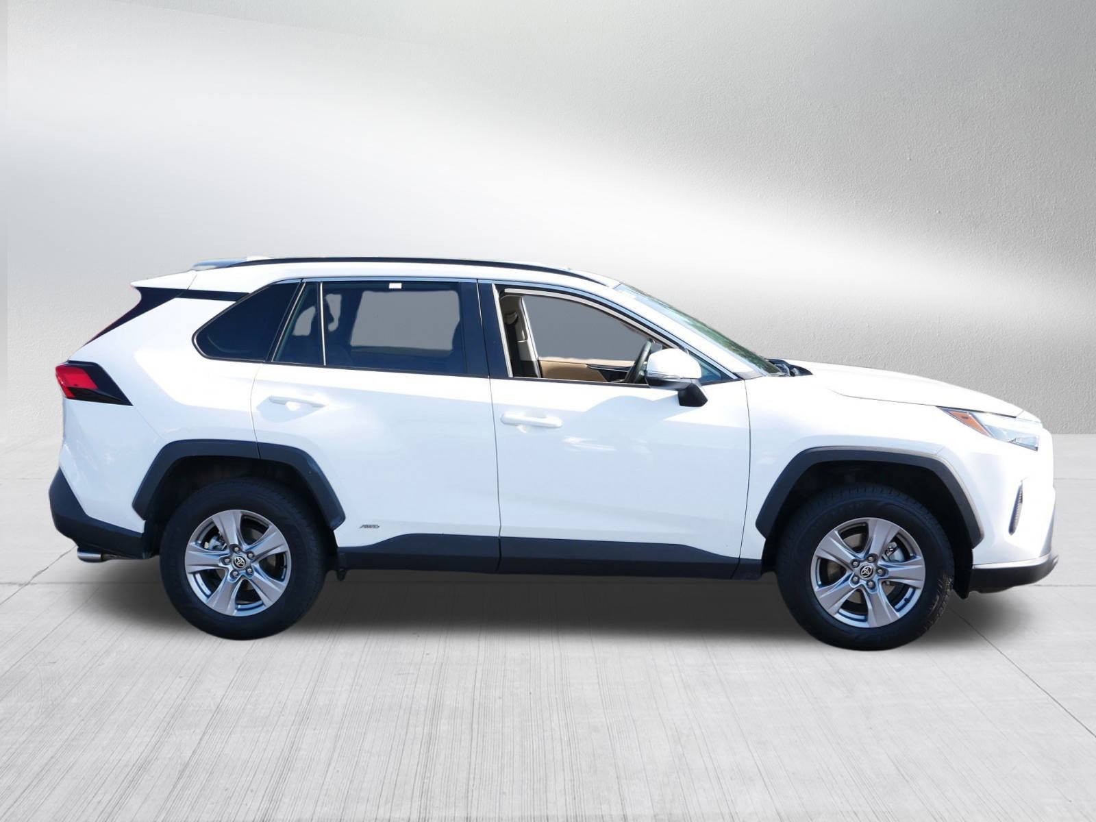 2022 Toyota RAV4 Hybrid XLE photo 7