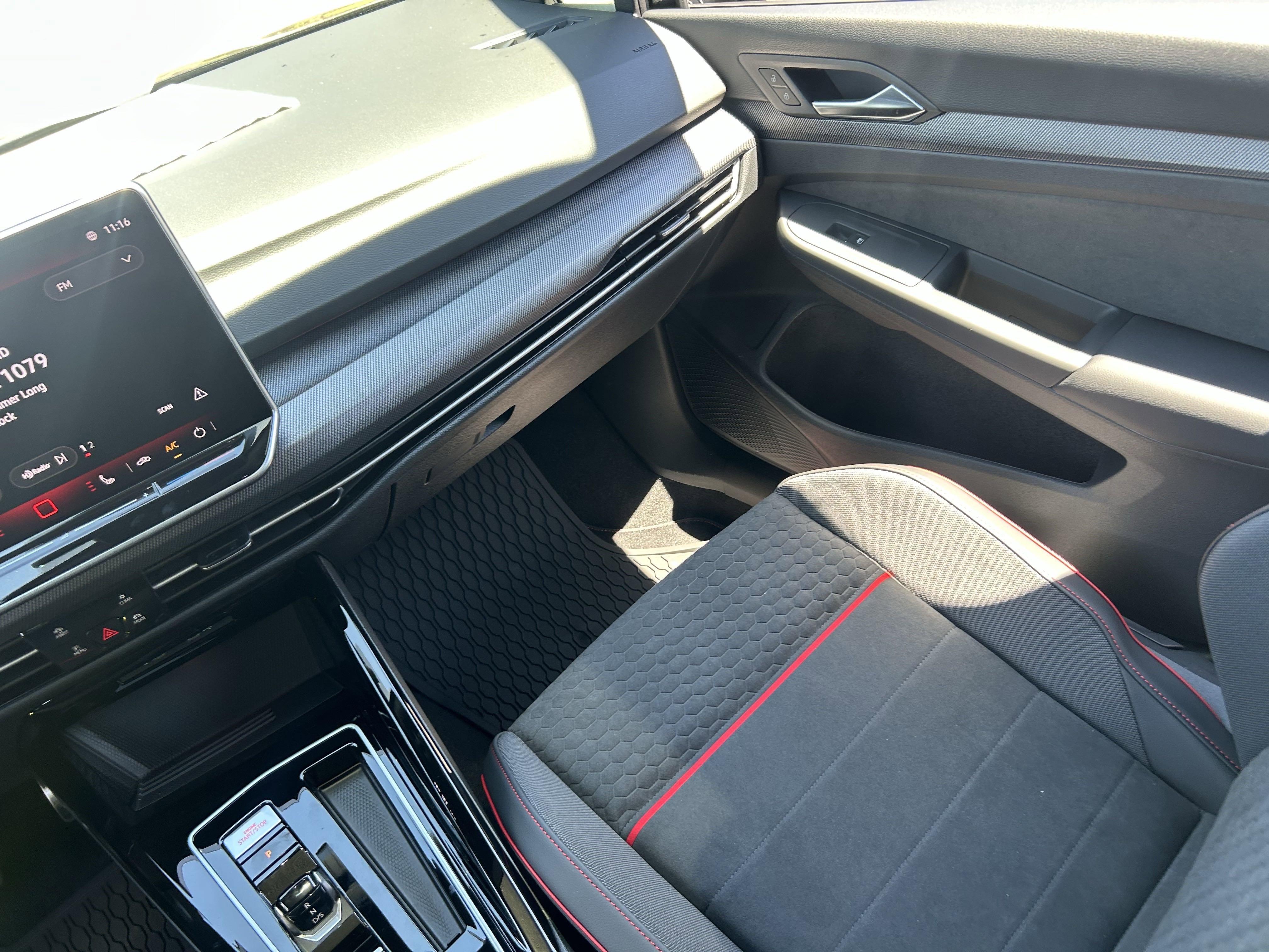 2025 Volkswagen Golf GTI SE photo 3