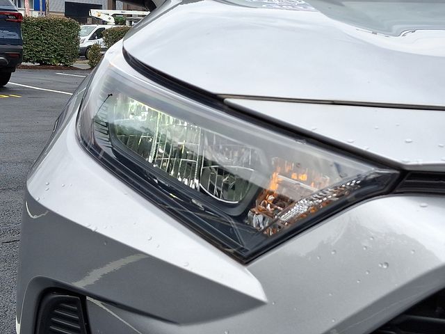 2022 Toyota RAV4 LE photo 9