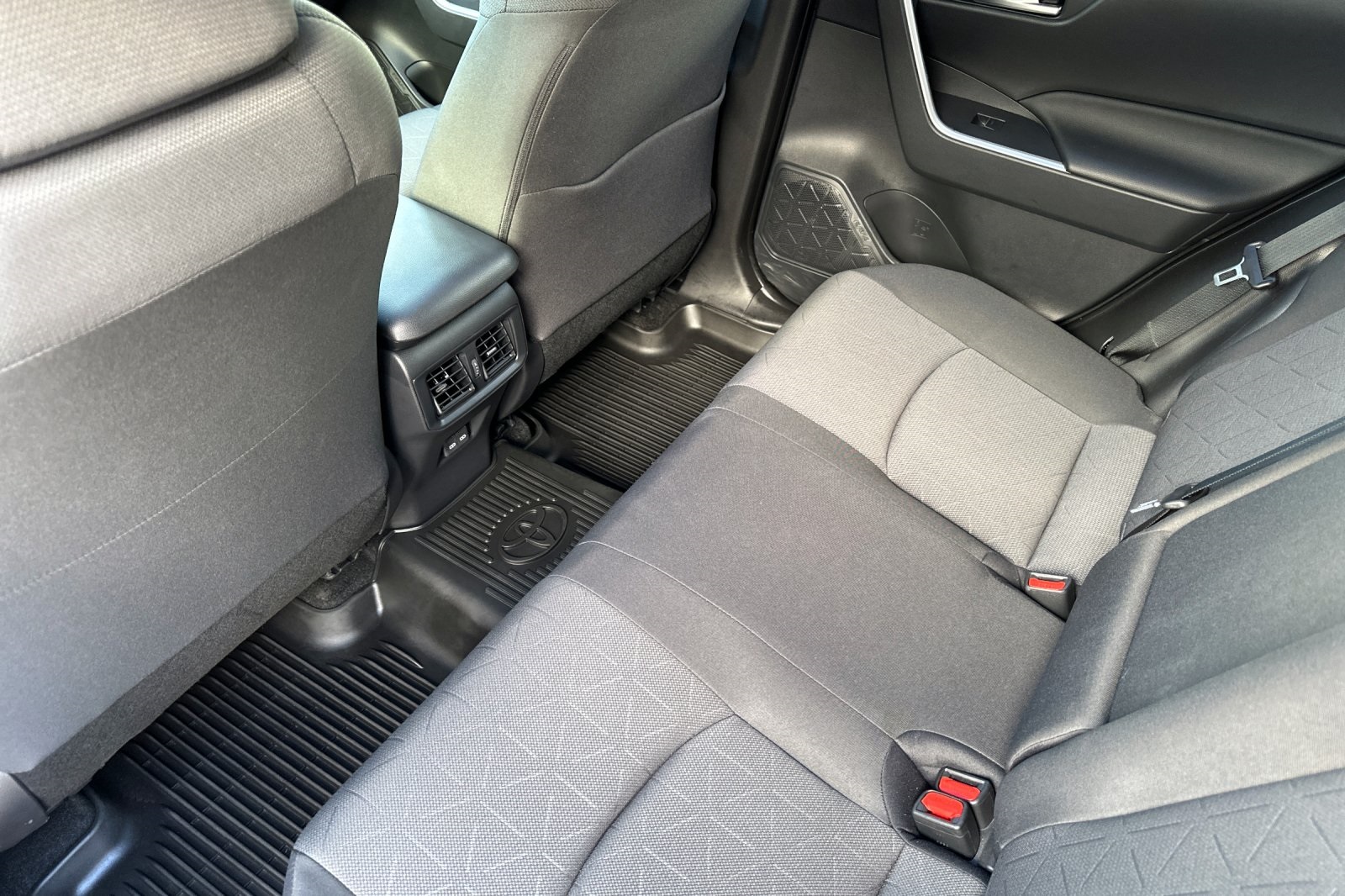 2023 Toyota RAV4 Hybrid XLE photo 12