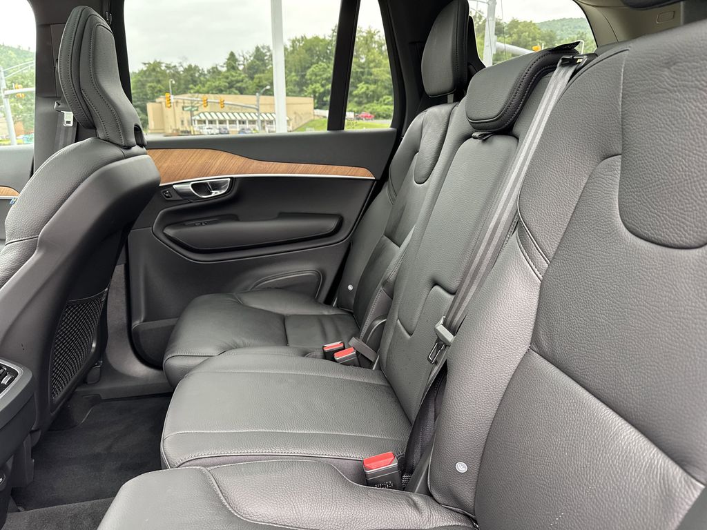 2025 Volvo XC90 Core photo 34