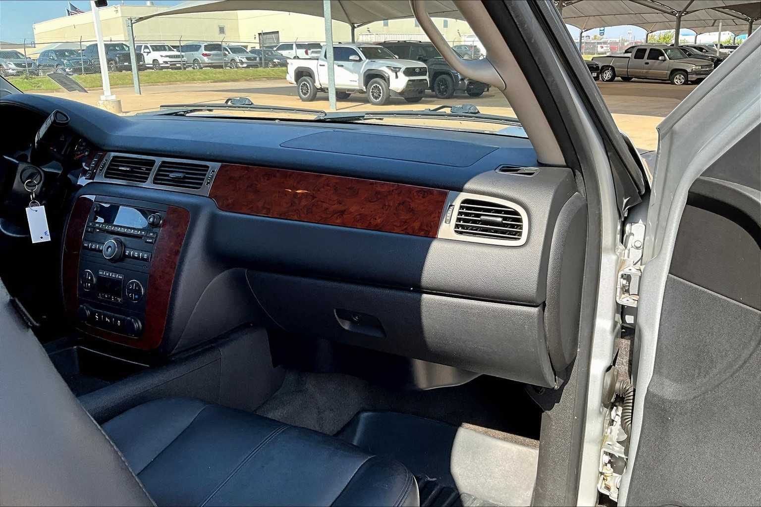 2012 Chevrolet Suburban LT photo 16