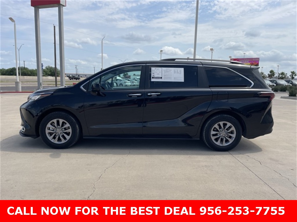 2023 Toyota Sienna XLE photo 2