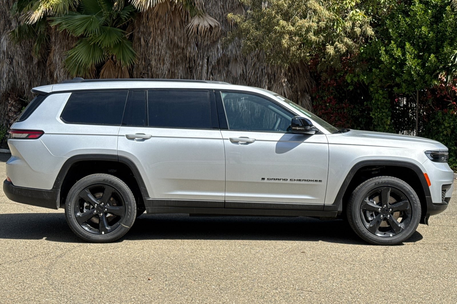 2025 Jeep Grand Cherokee Altitude X photo 2