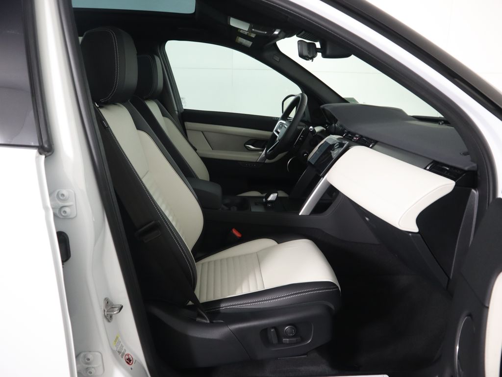 2025 Land Rover Discovery Sport SE photo 18