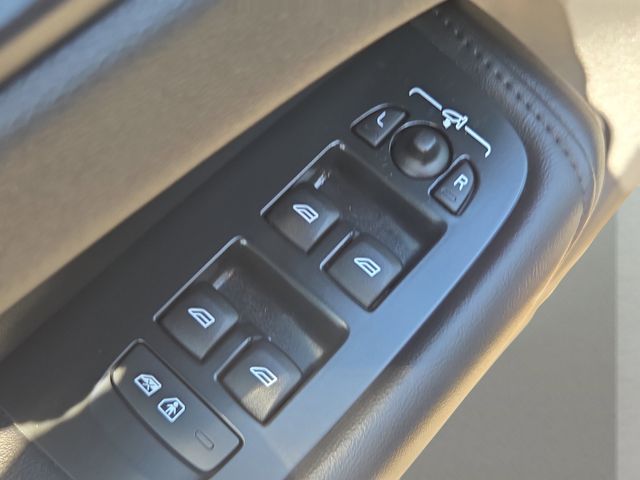 2025 Volvo XC60 B5 Plus photo 17
