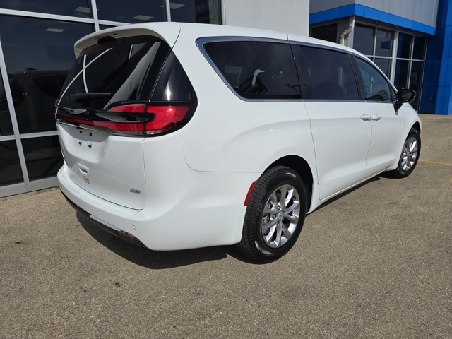 2026 Chrysler Pacifica photo 2