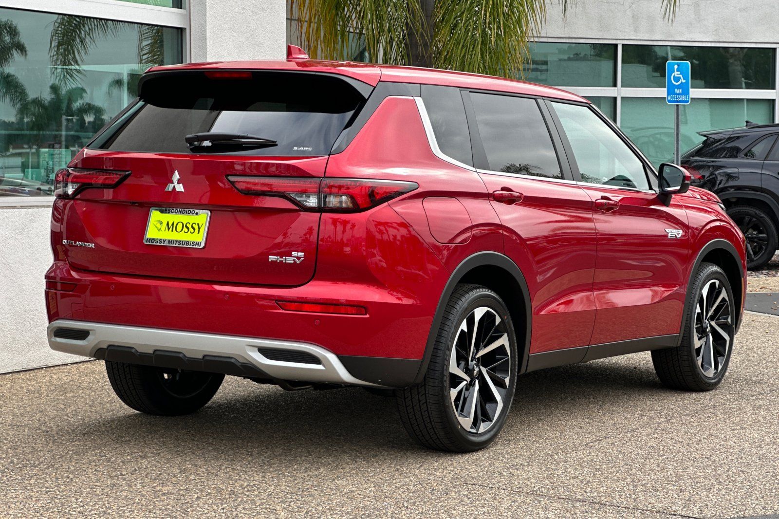 2025 Mitsubishi Outlander PHEV SE photo 4