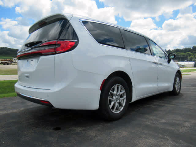 2024 Chrysler Pacifica Touring L photo 8