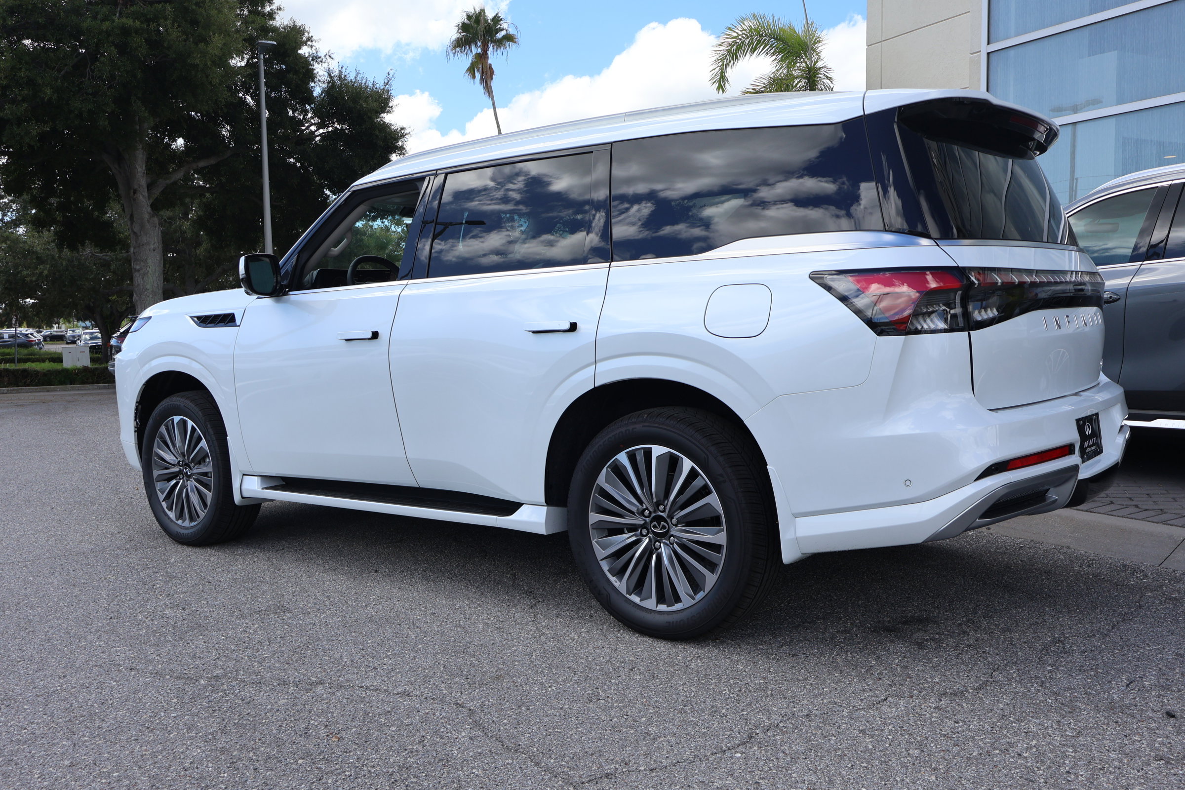 2026 Infiniti QX80 Luxe photo 3