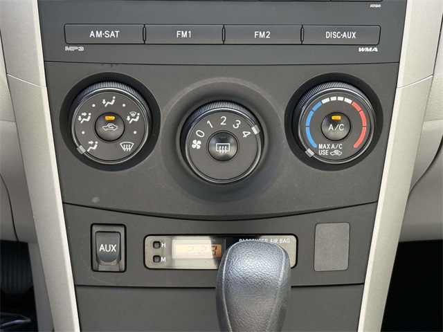 2010 Toyota Corolla LE photo 19