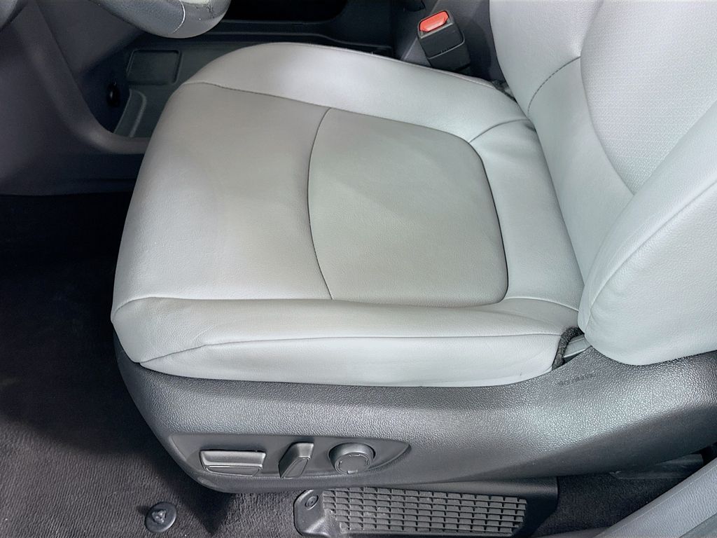 2024 Toyota Sienna XLE photo 19