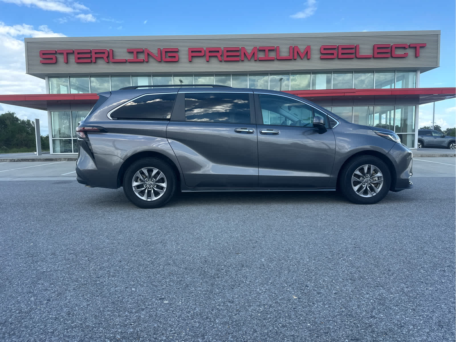 2023 Toyota Sienna XLE's photo