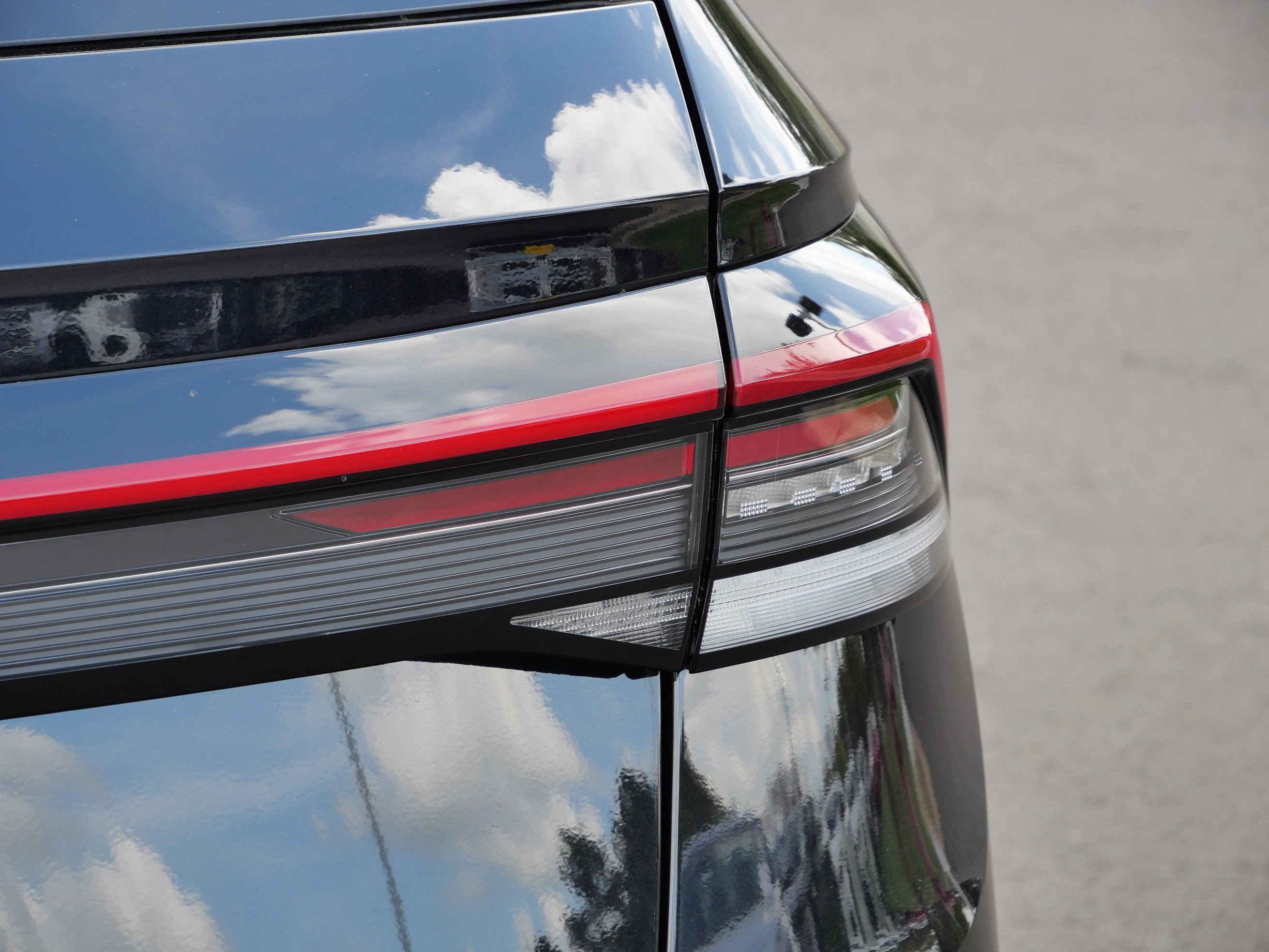 2025 Volkswagen Taos SE photo 15
