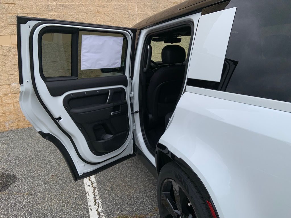 2025 Land Rover Defender 110 V8 photo 12