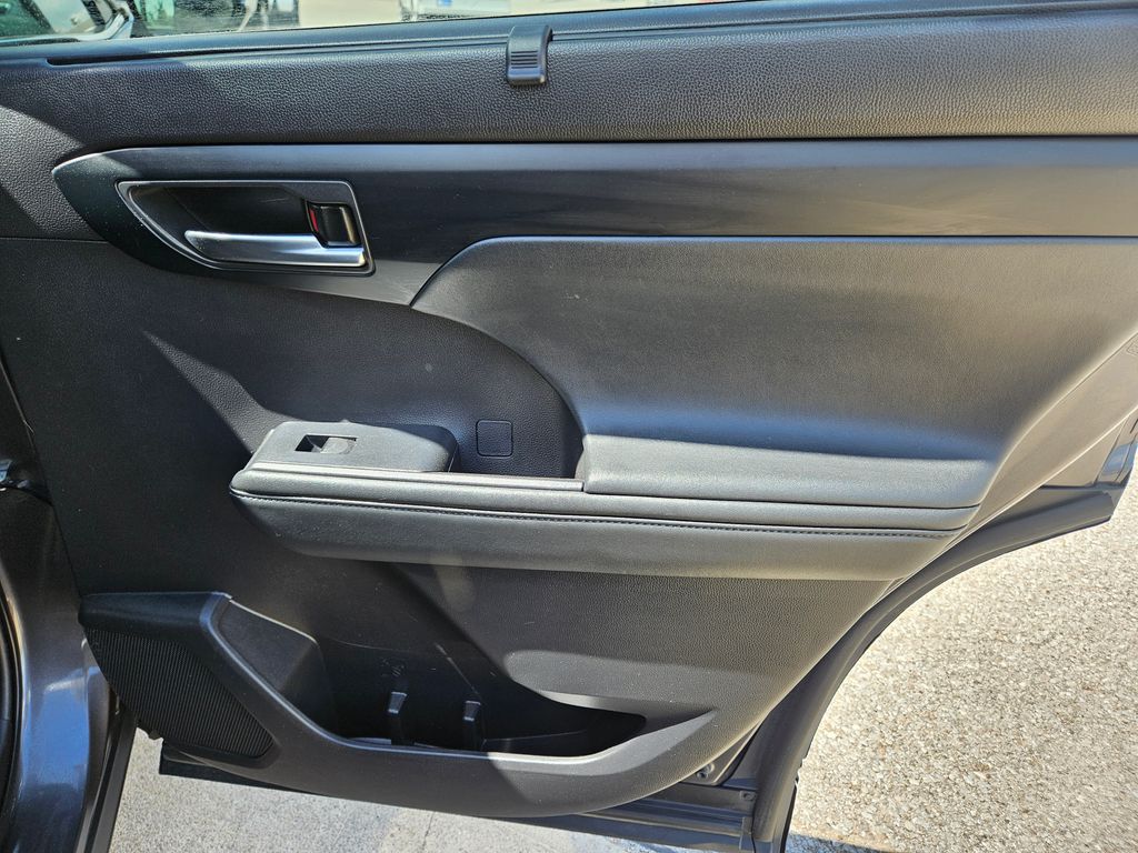 2022 Toyota Highlander XLE photo 29