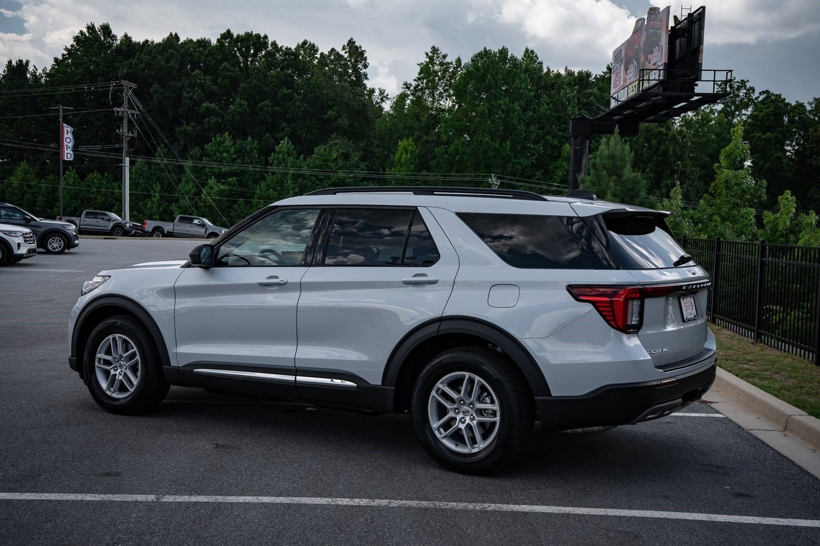 2025 Ford Explorer photo 4