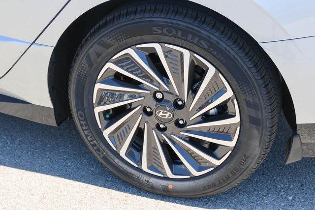 New 2025 Silver Hyundai SEL image 5