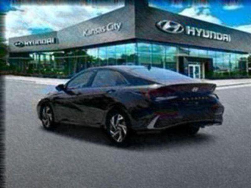 2025 Hyundai Elantra SEL Sport photo 4