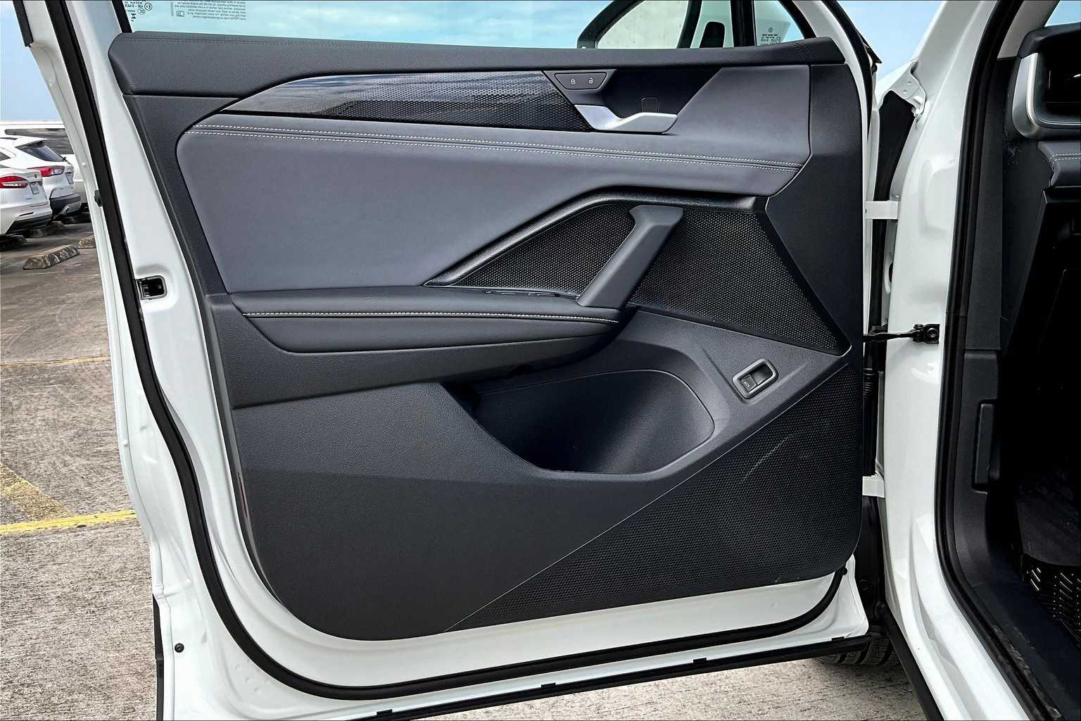 2025 Volkswagen Tiguan SE photo 2