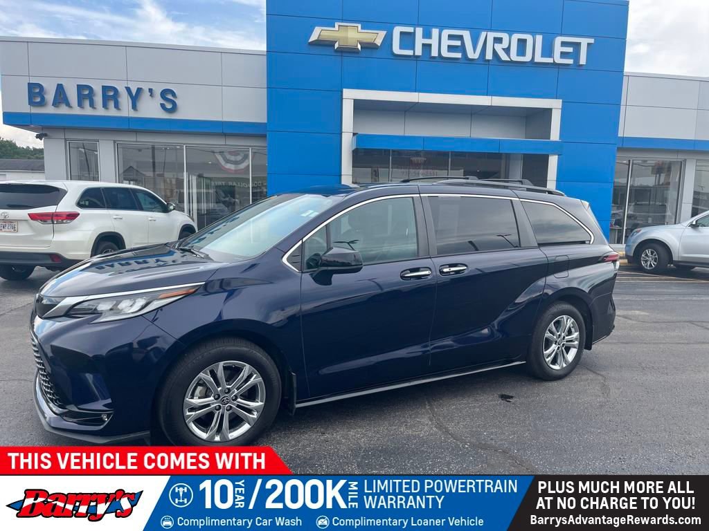 2022 Toyota Sienna XSE's photo