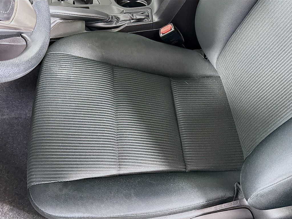 2016 Toyota RAV4 LE photo 14