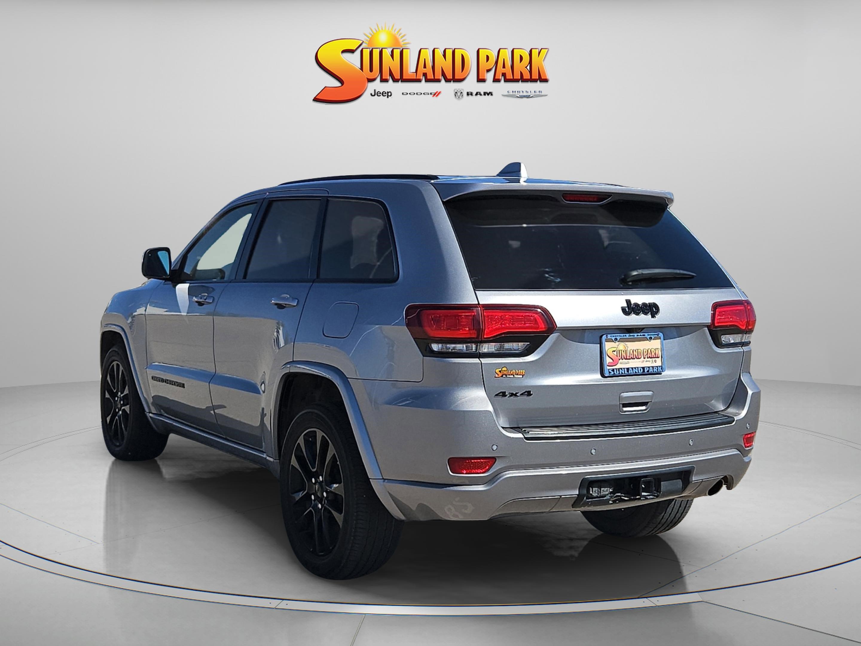 2021 Jeep Grand Cherokee Laredo X photo 3