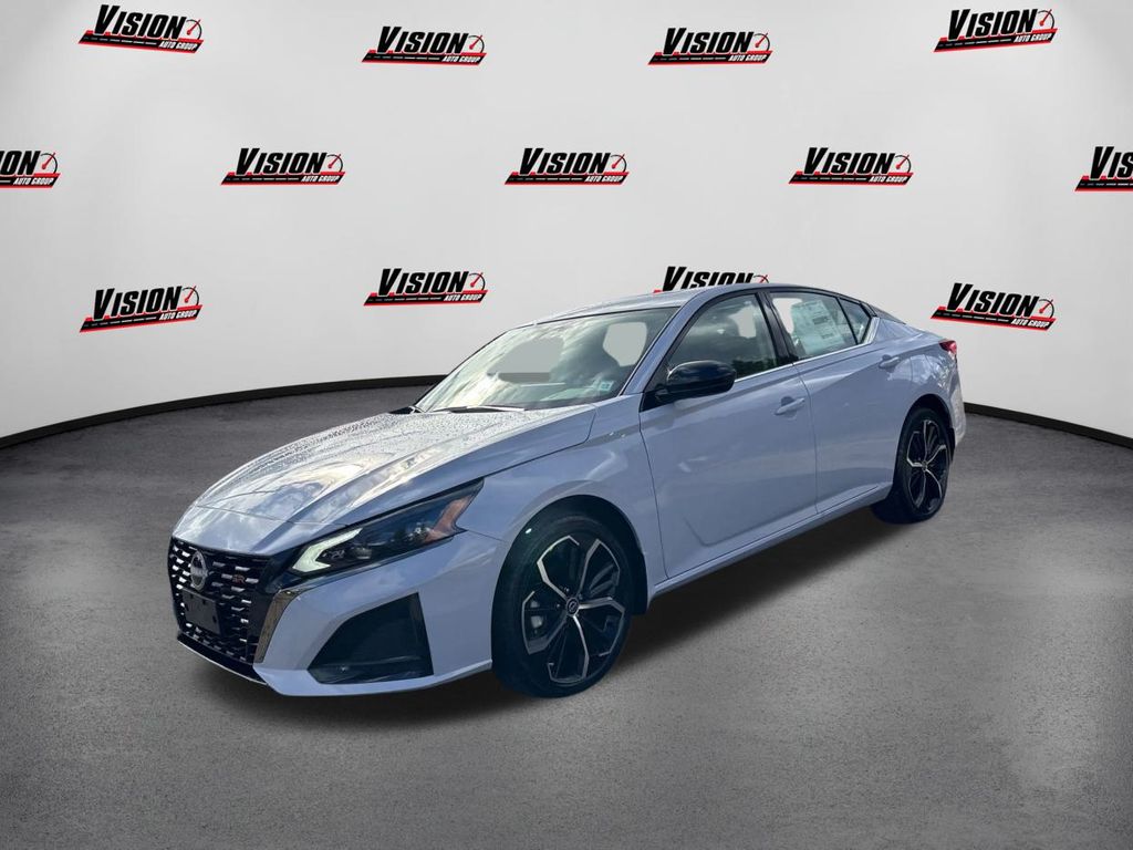2025 Nissan Altima SR's photo