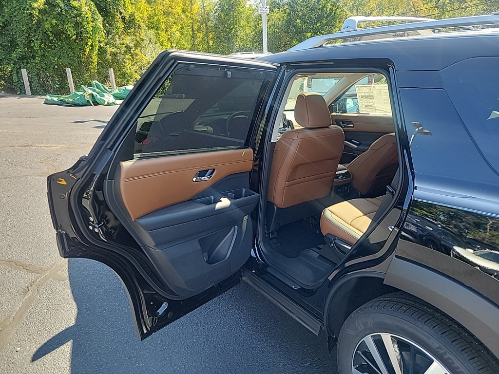2025 Nissan Pathfinder Platinum photo 22