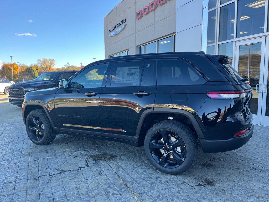 2025 Jeep Grand Cherokee Limited photo 3