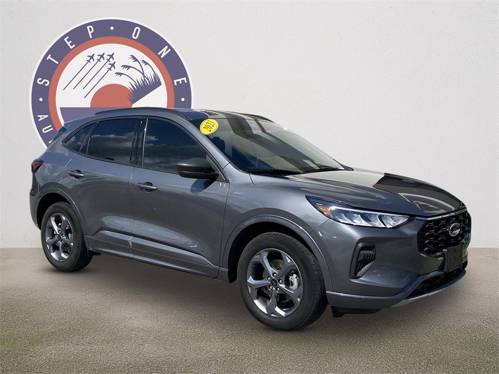 2023 Ford Escape ST-Line photo 2