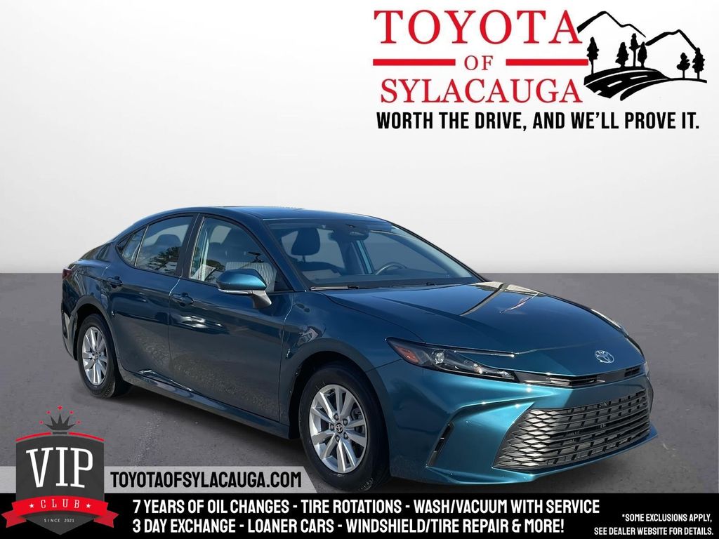 2025 Toyota Camry LE's photo