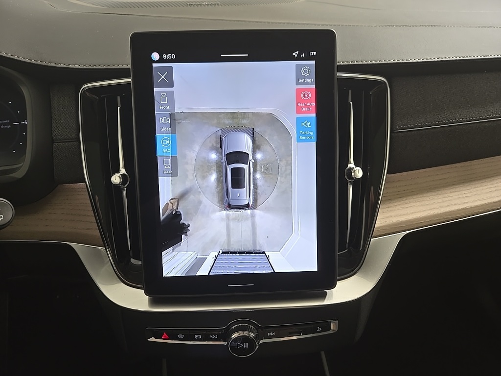 2026 Volvo XC90 T8 Plus photo 17