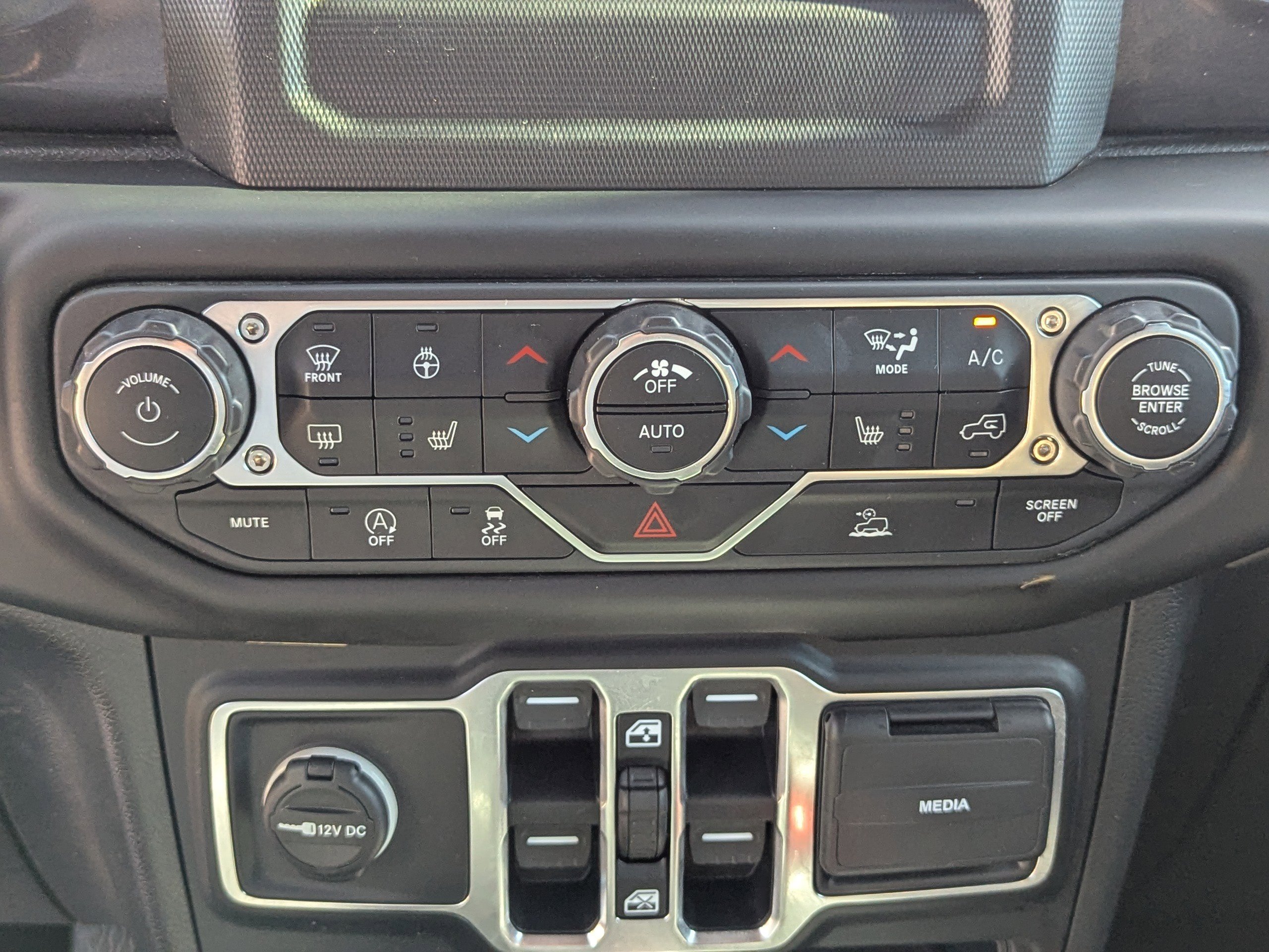 2021 Jeep Wrangler Unlimited Sahara Altitude photo 27