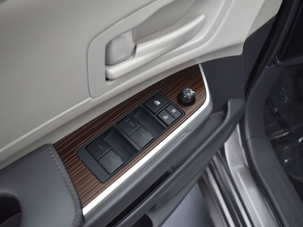 2024 Toyota Sienna LE photo 3