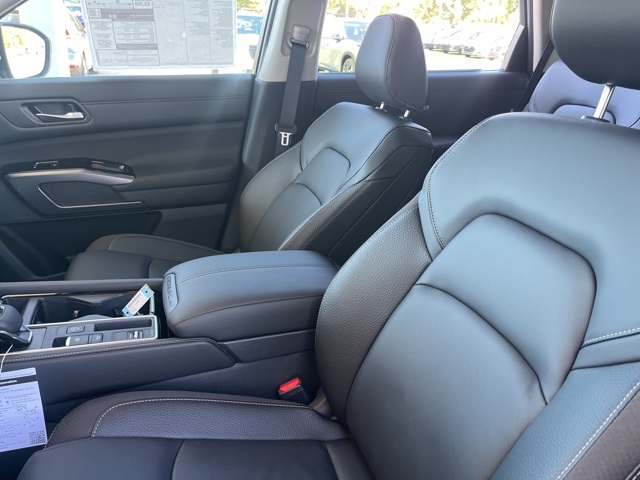 2025 Nissan Pathfinder SL photo 3