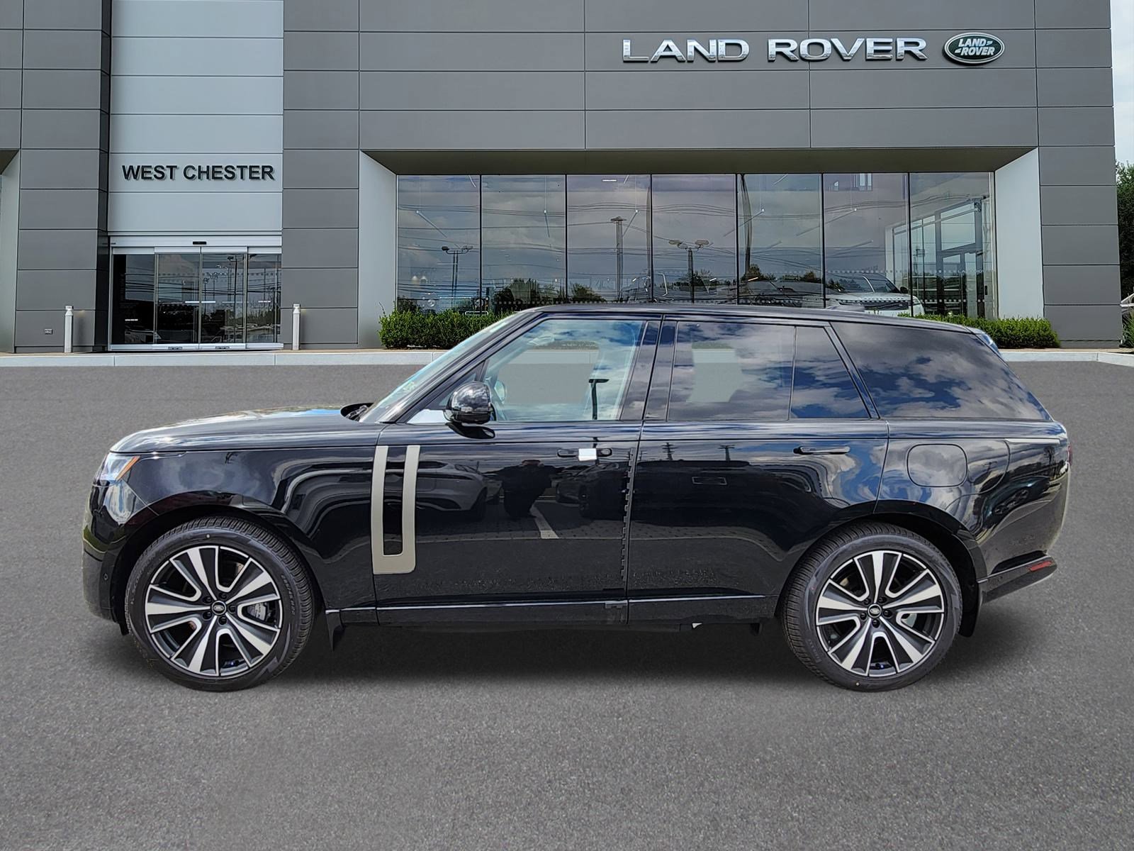 2025 Land Rover Range Rover SE photo 3